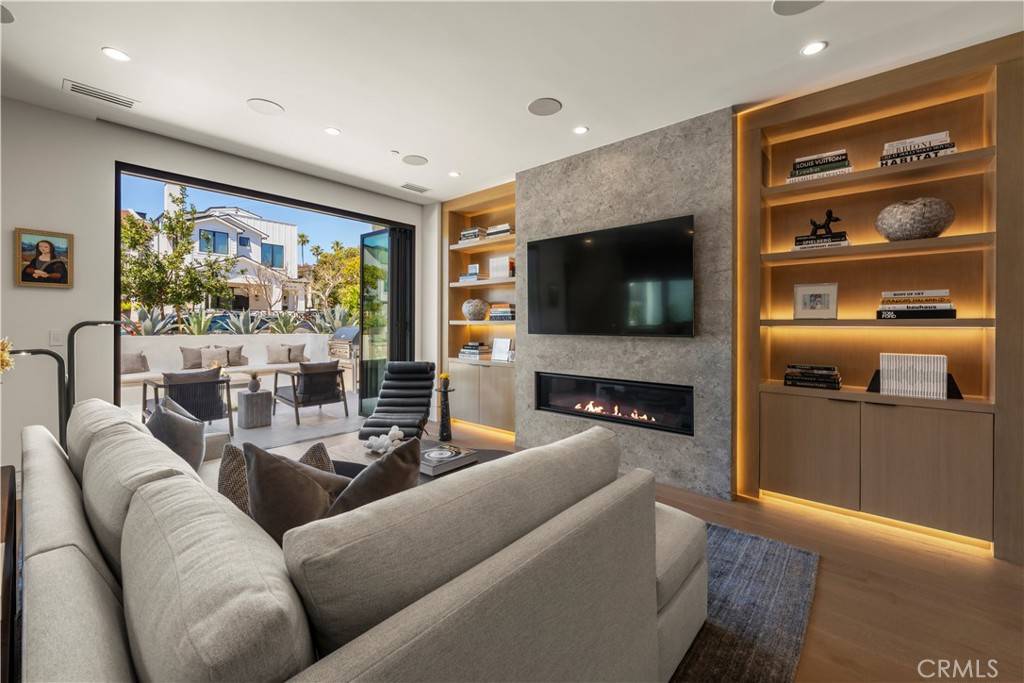 Corona Del Mar, CA 92625,412 Heliotrope AVE