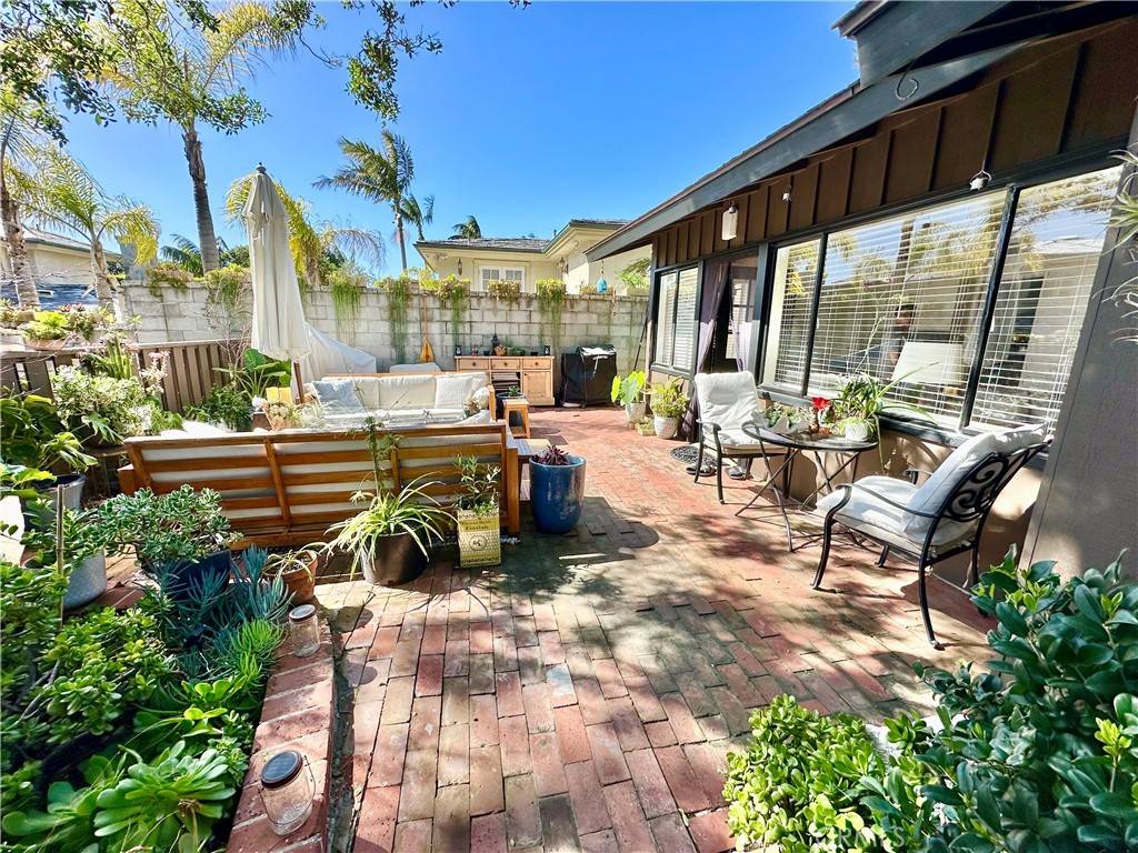 Laguna Beach, CA 92651,911 Cliff DR