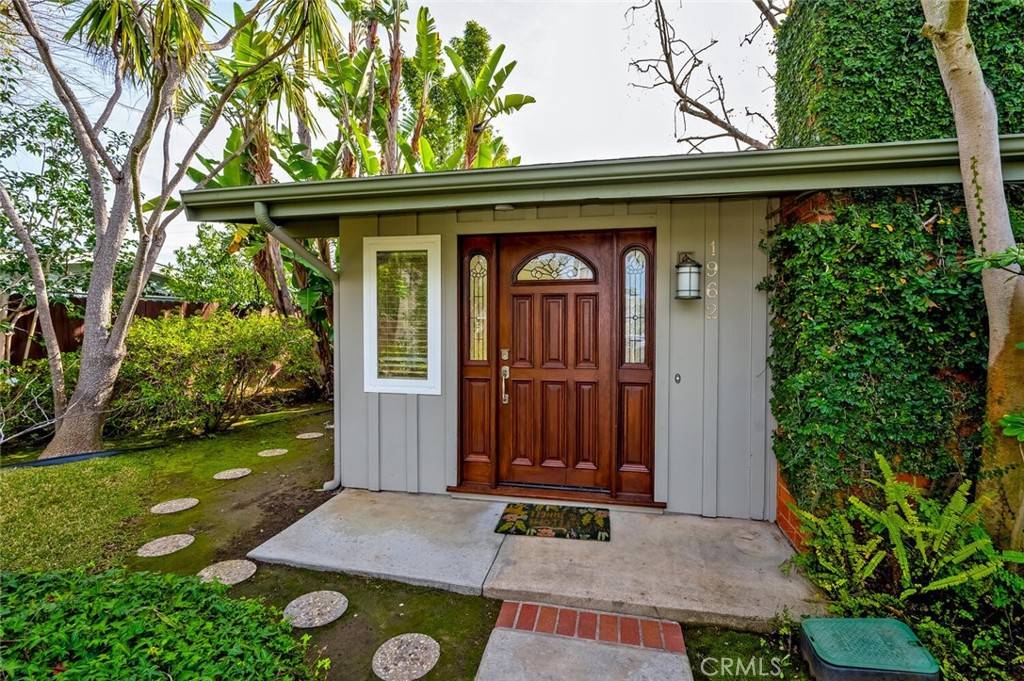 1962 Fullerton AVE Costa Mesa, CA 92627
