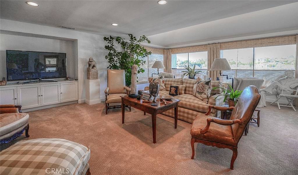 Newport Beach, CA 92661,2137 Channel RD