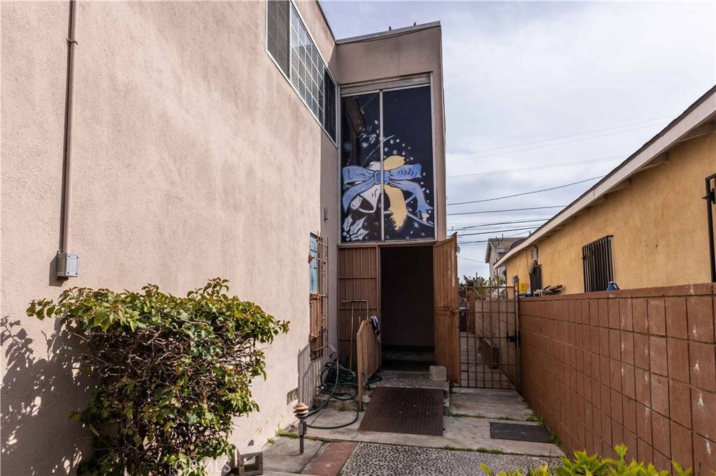 Los Angeles, CA 90003,212 W 84th ST