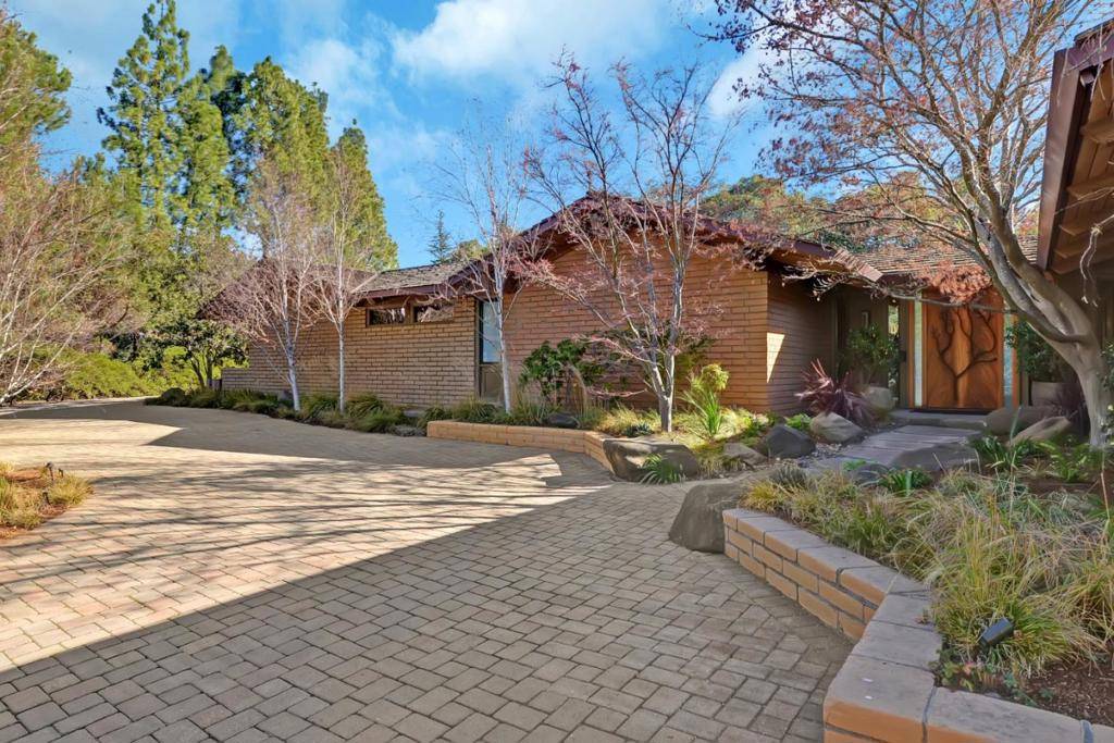 Los Altos Hills, CA 94024,Address not disclosed