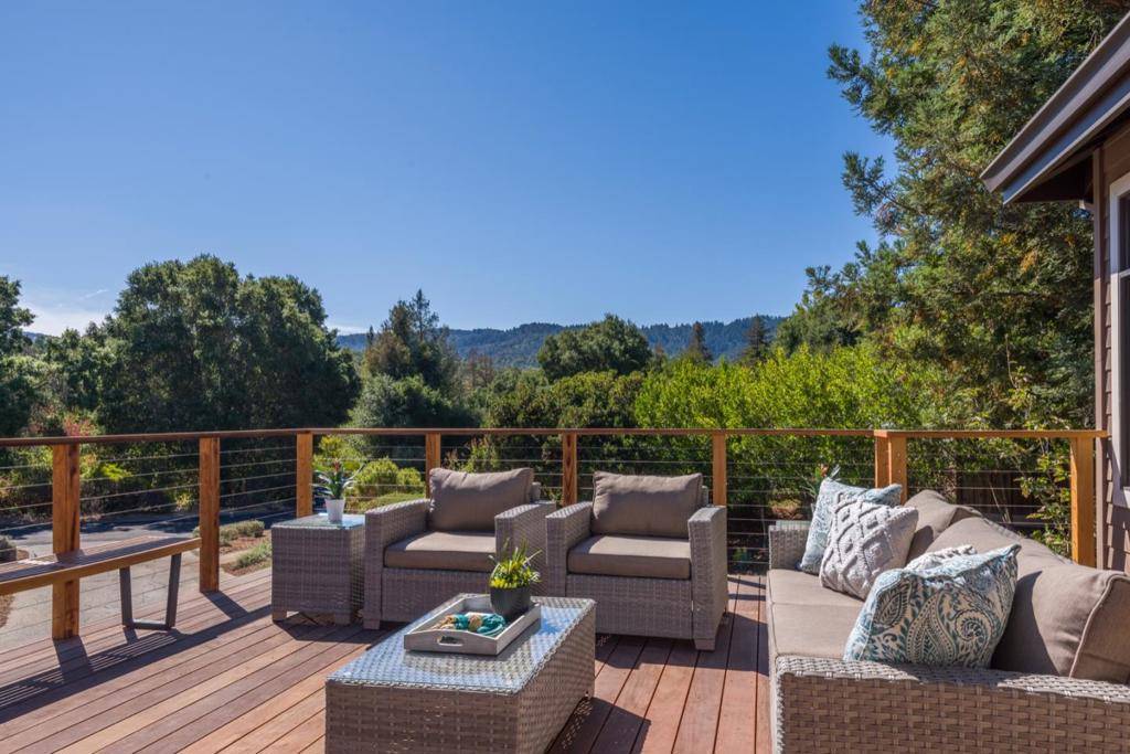 Portola Valley, CA 94028,7 Applewood LN