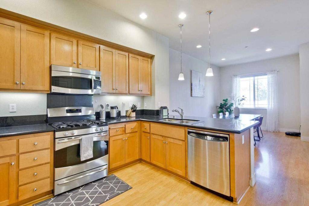 3743 Klamath LN Palo Alto, CA 94303