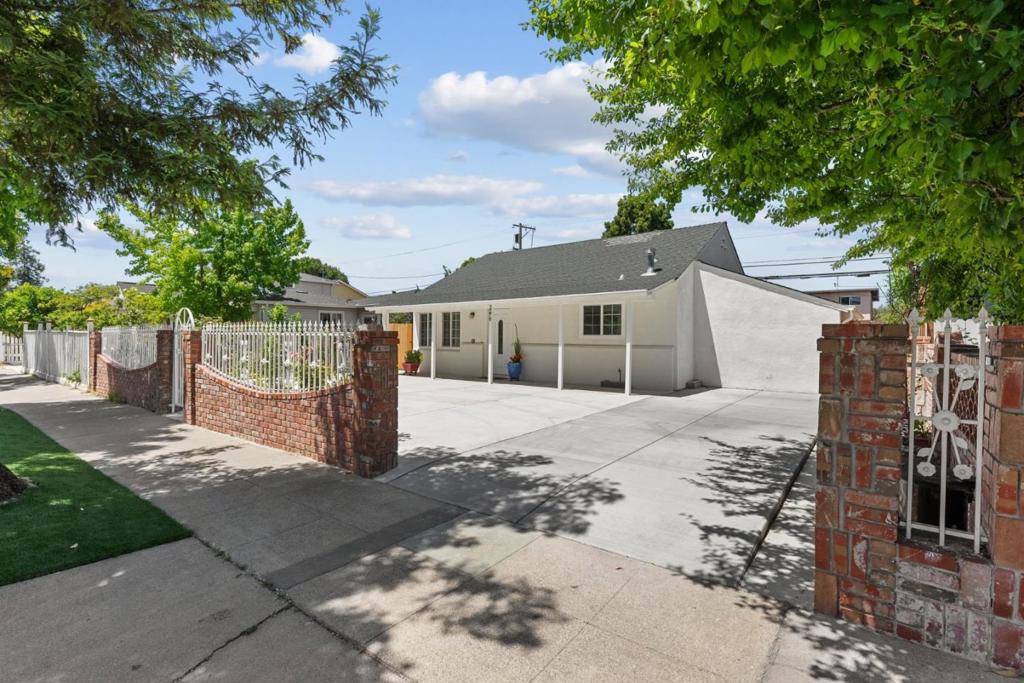 Redwood City, CA 94063,3279 Hoover ST