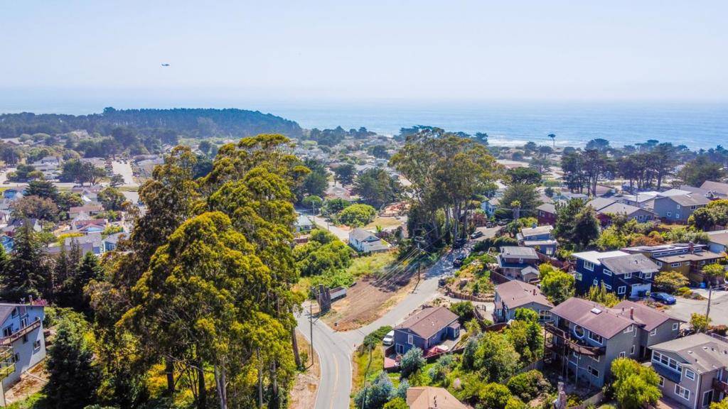 Moss Beach, CA 94038,882 Stetson ST