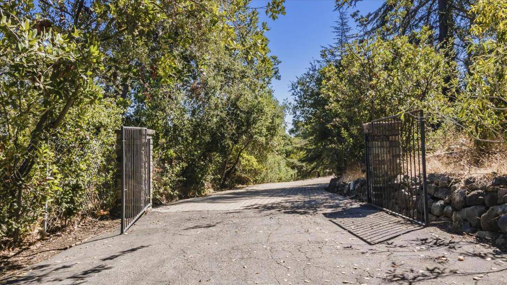 Los Altos Hills, CA 94024,11090 Mora DR