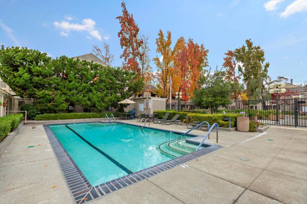 Los Gatos, CA 95032,443 Alberto WAY #B220
