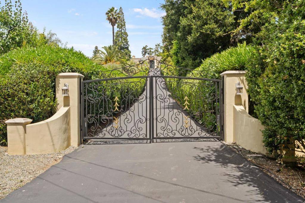 Los Altos Hills, CA 94024,12445 Hilltop DR