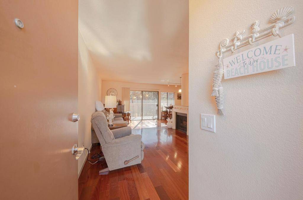 Monterey, CA 93940,300 Glenwood CIR #403