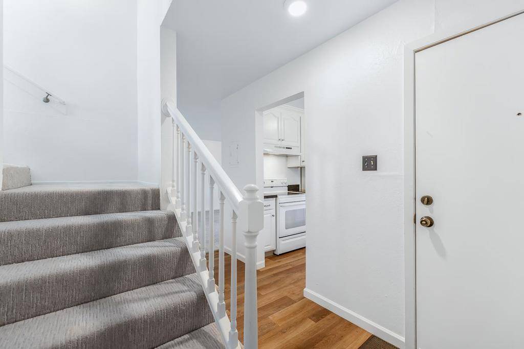 Los Gatos, CA 95032,420 Alberto WAY #8