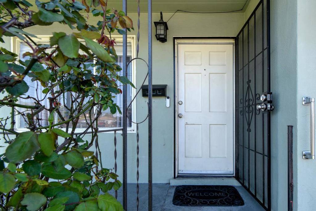 East Palo Alto, CA 94303,8 Daphne CT