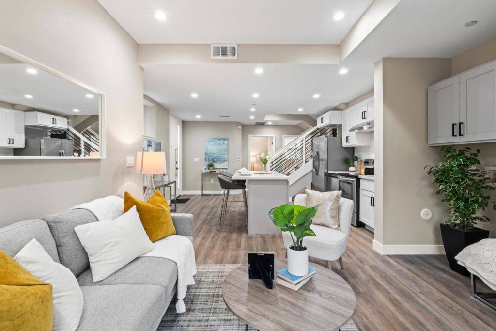 South San Francisco, CA 94080,645 Baden AVE #5