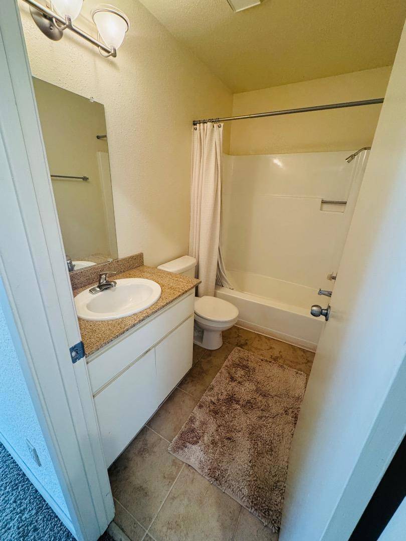 Manteca, CA 95337,473 Cherry LN #I