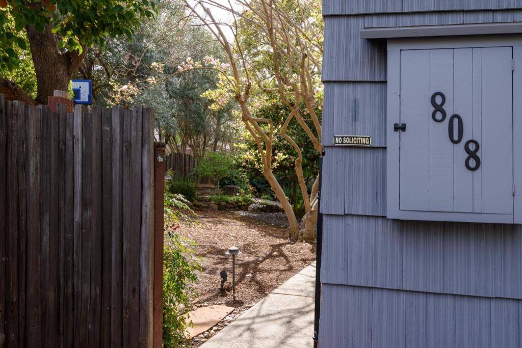Belmont, CA 94002,808 HOLLY RD