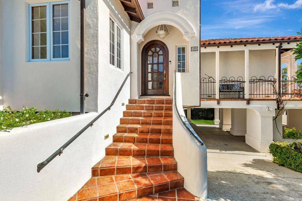 Redwood City, CA 94062,819 Bayview WAY