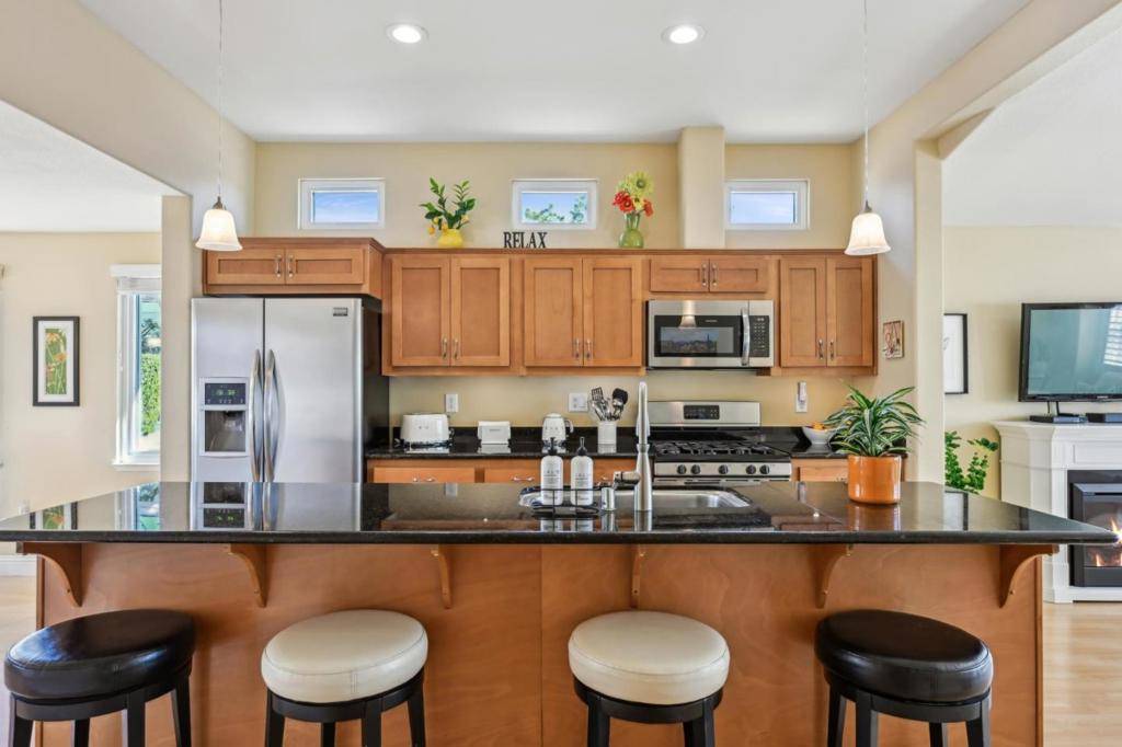 Half Moon Bay, CA 94019,611 Poplar ST