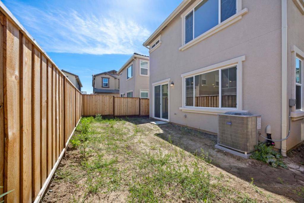 Hollister, CA 95023,2110 Gladiola DR