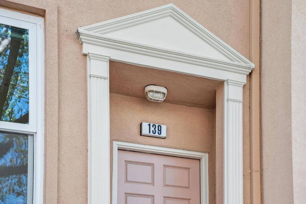Mountain View, CA 94040,139 Pacchetti WAY
