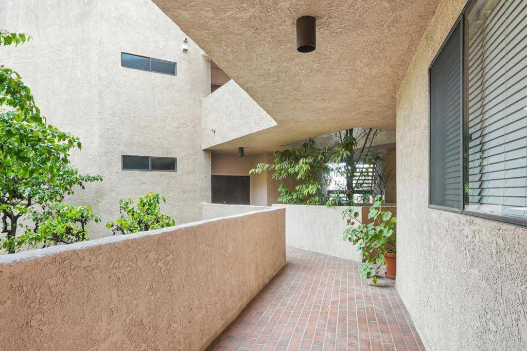 West Hollywood, CA 90069,930 N Wetherly DR #202