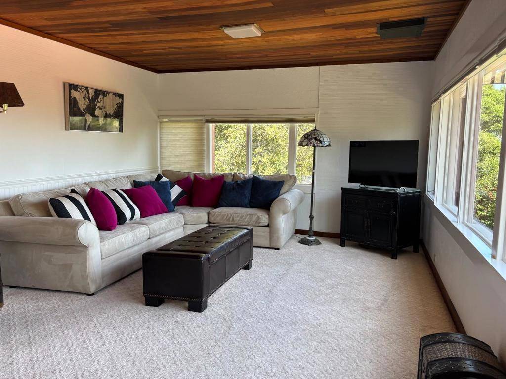 Portola Valley, CA 94028,108 Santa Maria AVE