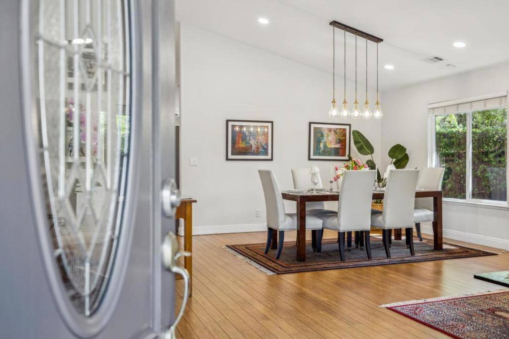 Los Altos, CA 94024,2031 Farndon AVE