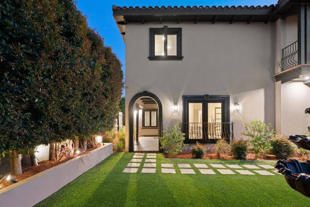 Los Angeles, CA 90019,5558 Edgewood PL