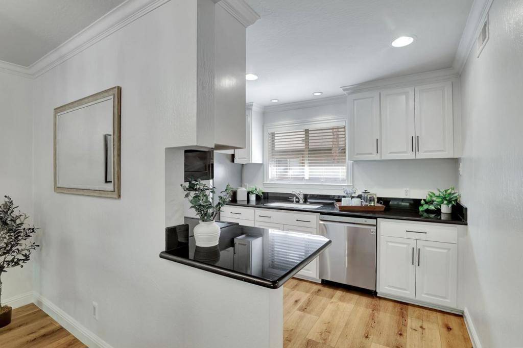 Menlo Park, CA 94025,675 Sharon Park DR #222