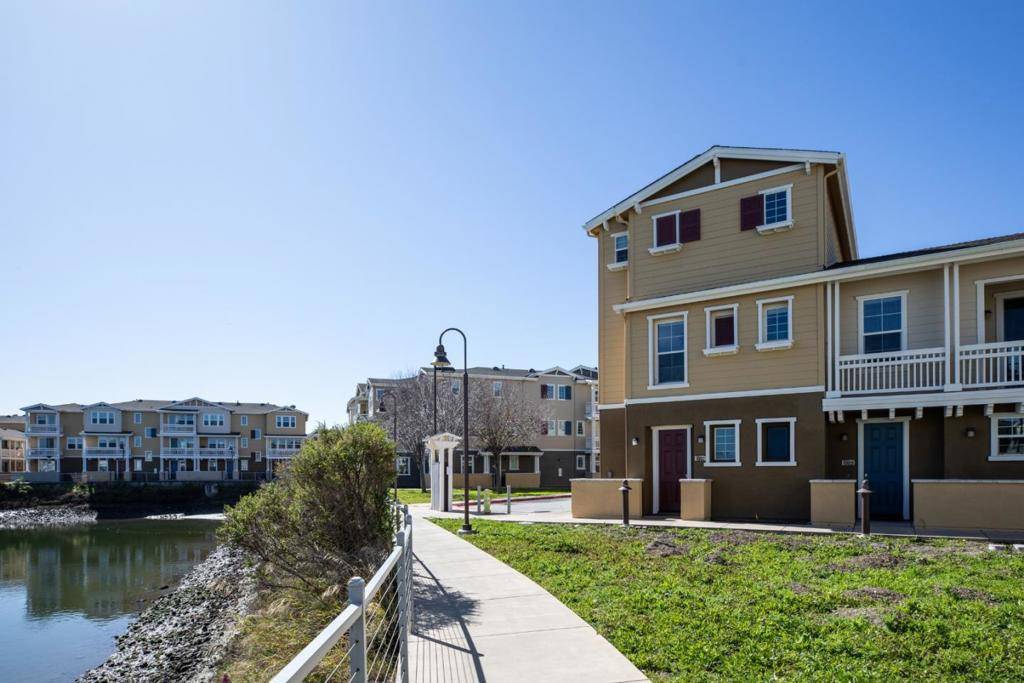 Redwood City, CA 94063,642 Bair Island RD #1002