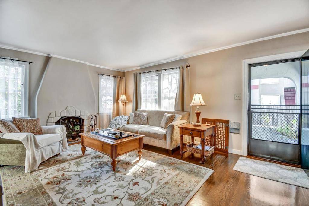 Burlingame, CA 94010,1137 Capuchino AVE