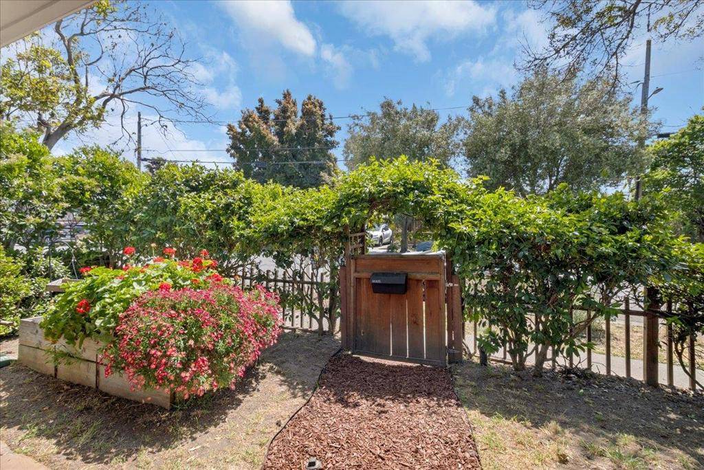 Santa Cruz, CA 95060,521 Wilkes CIR