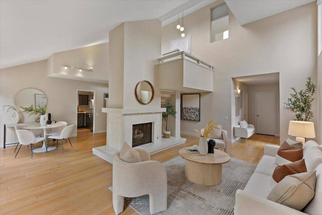 Los Altos, CA 94024,4 Farm RD