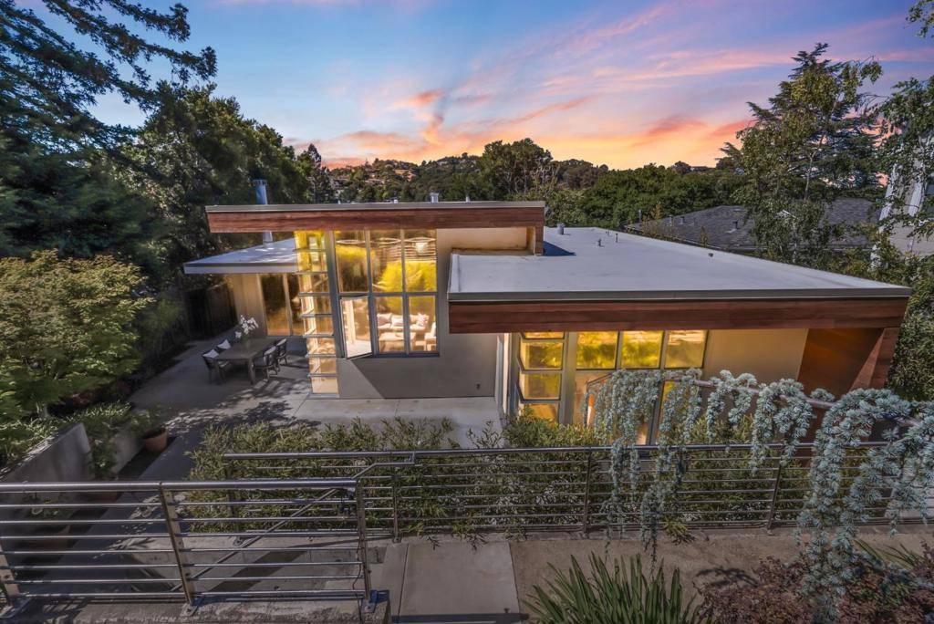 San Carlos, CA 94070,211 Manor DR