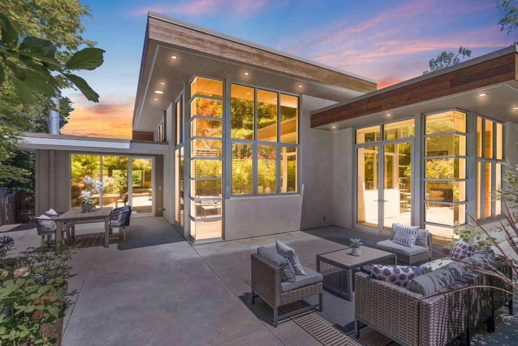 San Carlos, CA 94070,211 Manor DR
