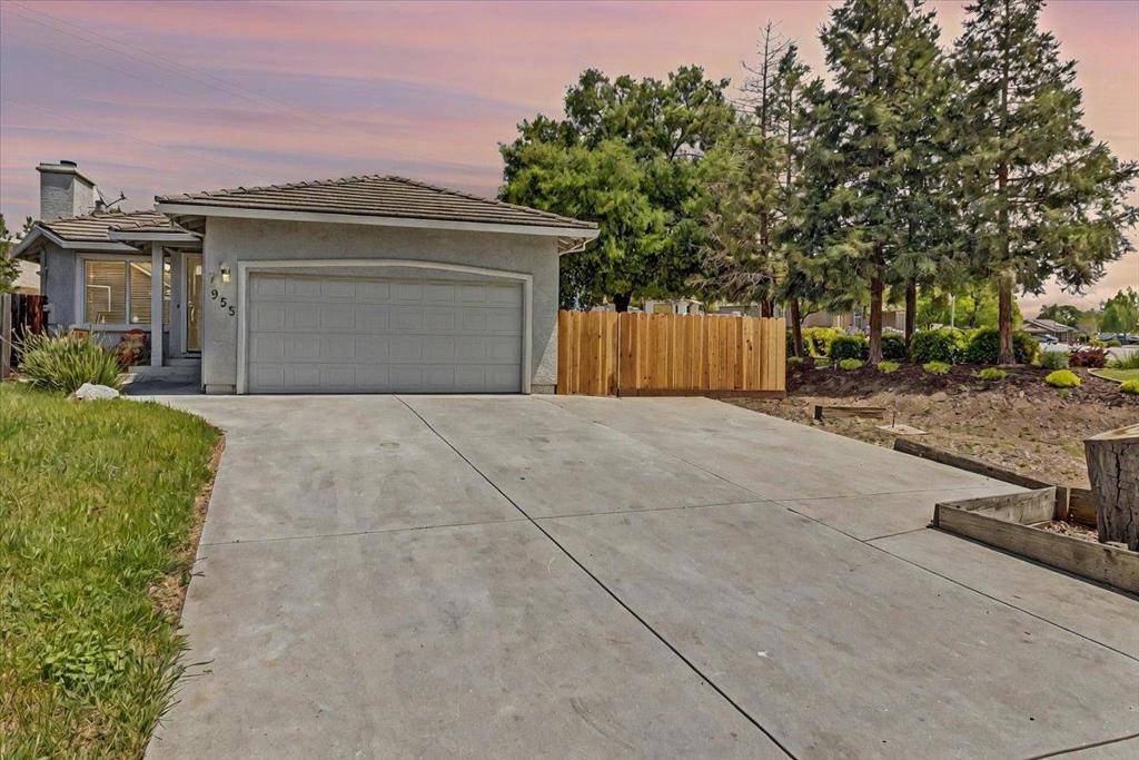 Hollister, CA 95023,955 Valley Oak DR