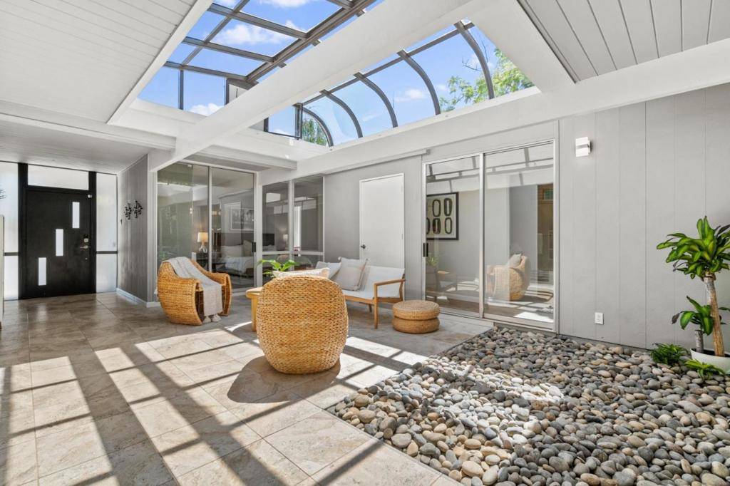 Mountain View, CA 94040,969 Eichler DR
