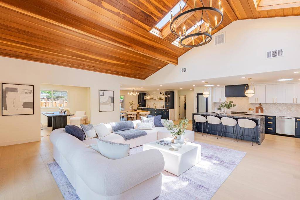Los Altos, CA 94024,2083 Louise LN