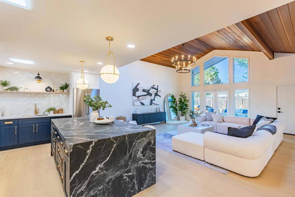 Los Altos, CA 94024,2083 Louise LN