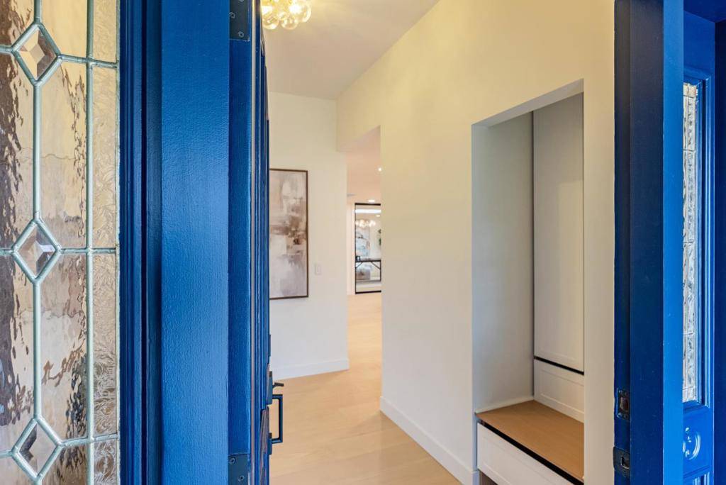 Los Altos, CA 94024,2083 Louise LN