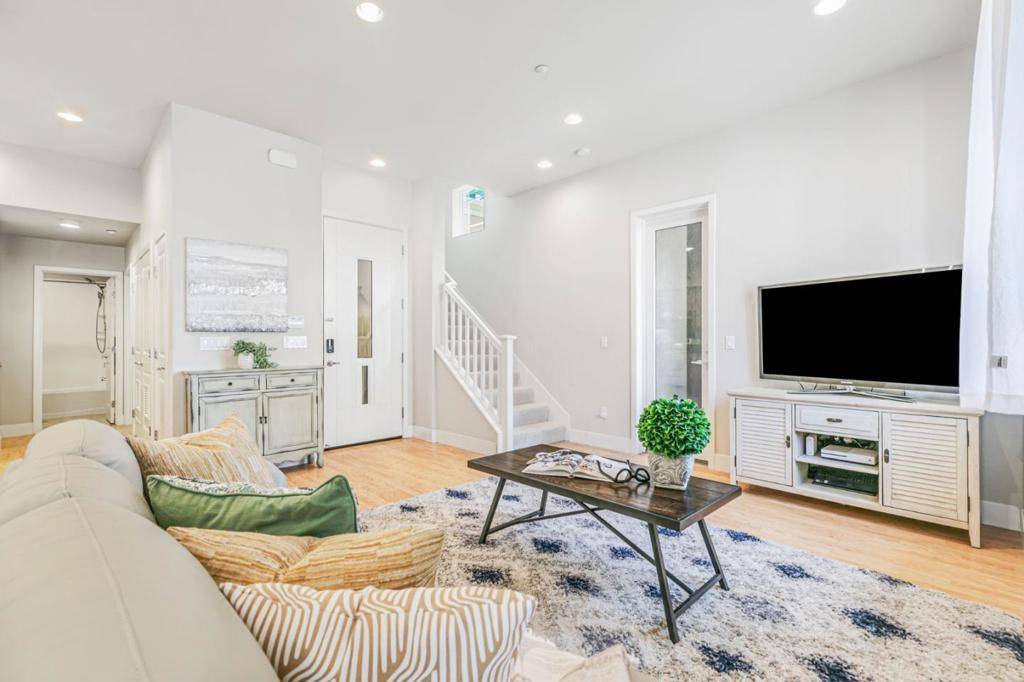 Palo Alto, CA 94303,1113 Trinity LN
