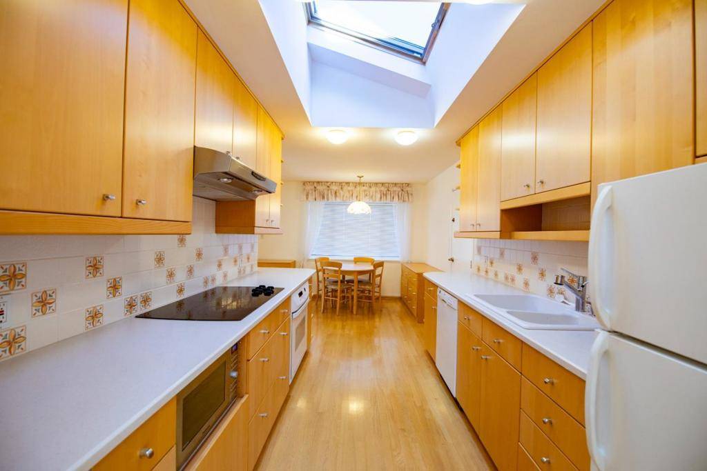 Redwood City, CA 94061,908 Glennan DR
