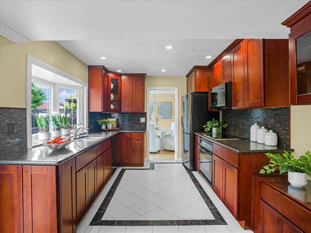 Sunnyvale, CA 94086,651 Starbush DR