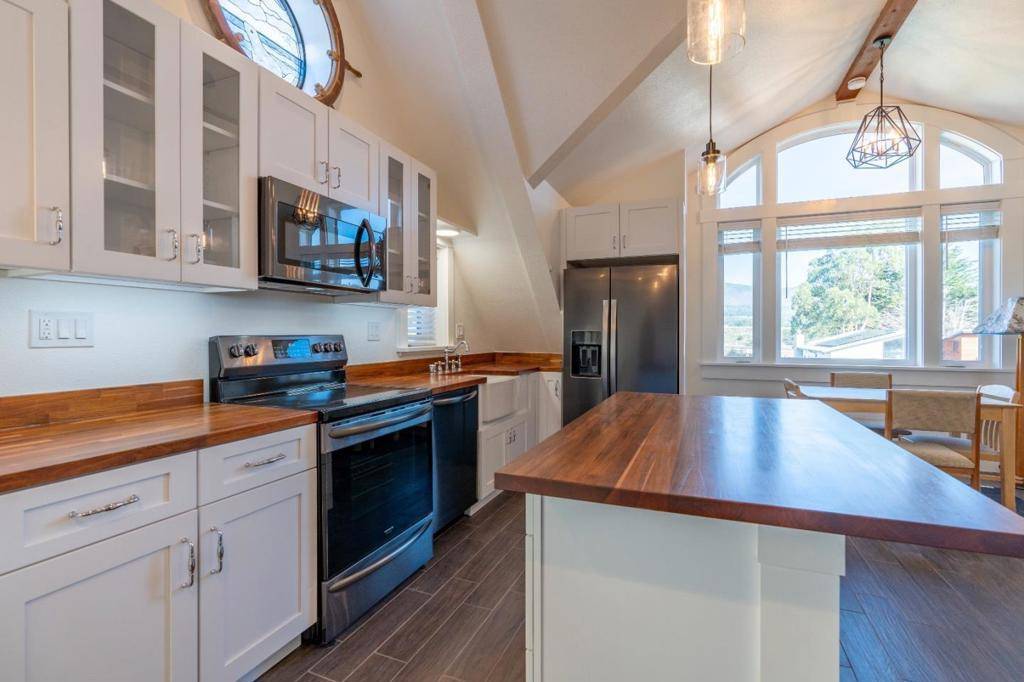 Moss Beach, CA 94038,980 San Ramon AVE