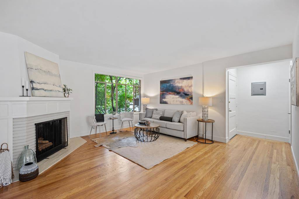 Oakland, CA 94610,212 Lee ST