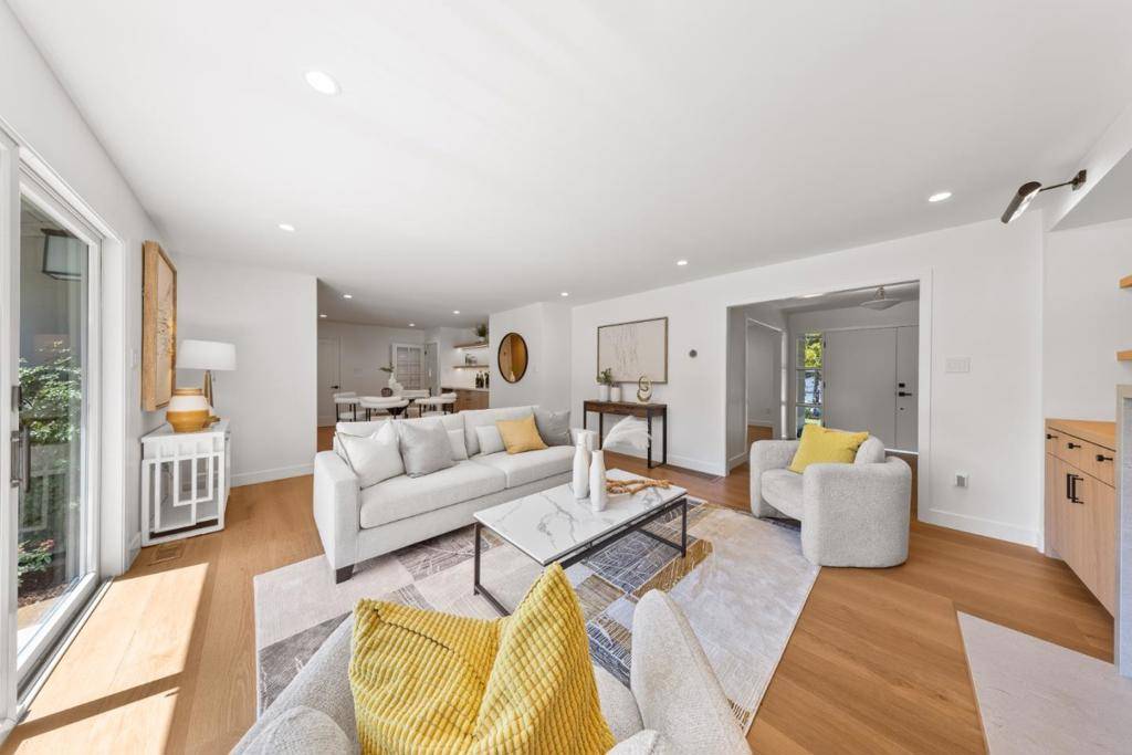 Hillsborough, CA 94010,1575 Kingswood DR