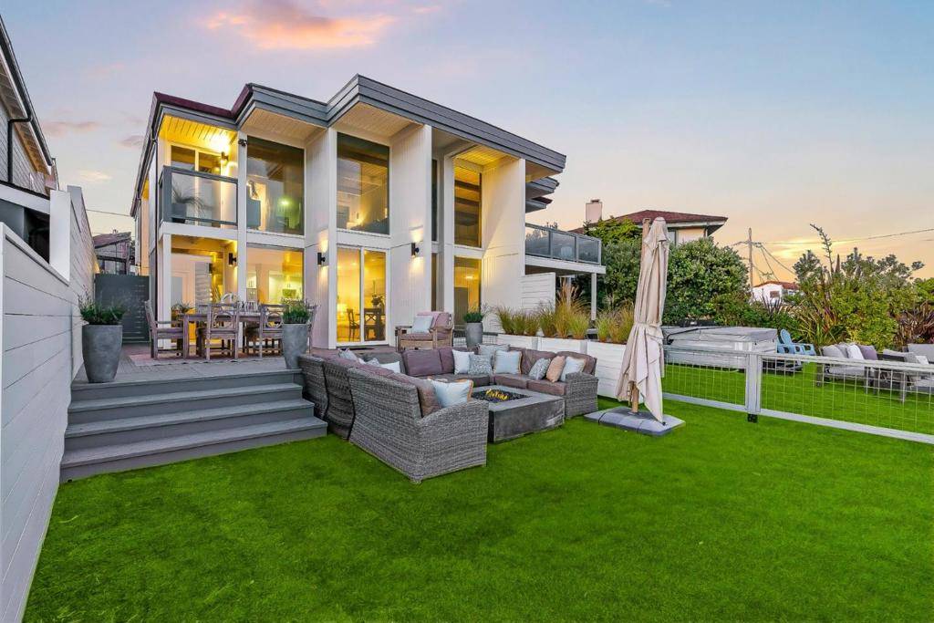 Santa Cruz, CA 95062,9 Rockview DR