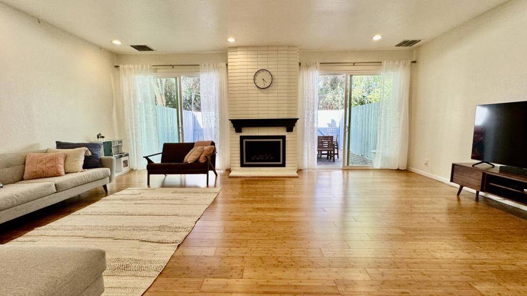 Belmont, CA 94002,1118 Continentals WAY