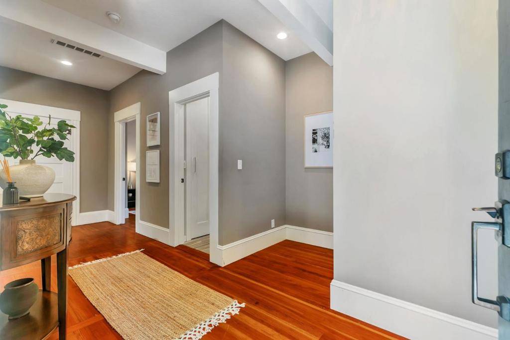 Los Gatos, CA 95032,498 Bird AVE