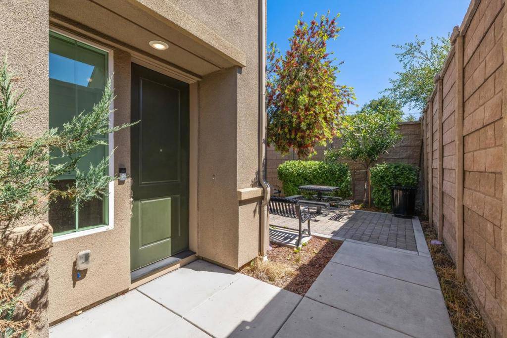 Redwood City, CA 94063,3 Lisbon LN