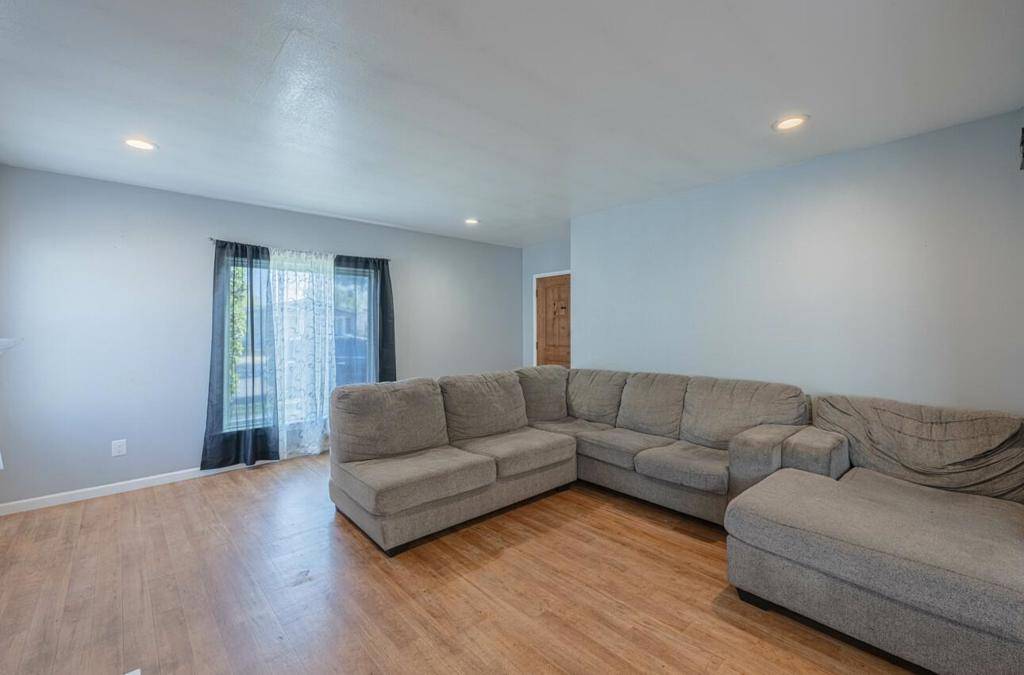 Salinas, CA 93901,121 OAK ST